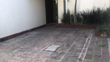 CASA REMODELADA CON BUENOS ESPACIOS EN ECHEGARAY