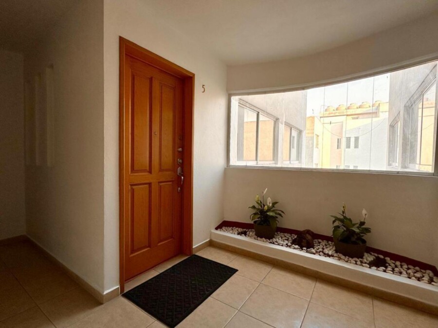 Depto amplio, iluminado, a un Lado de Satélite y Mundo E