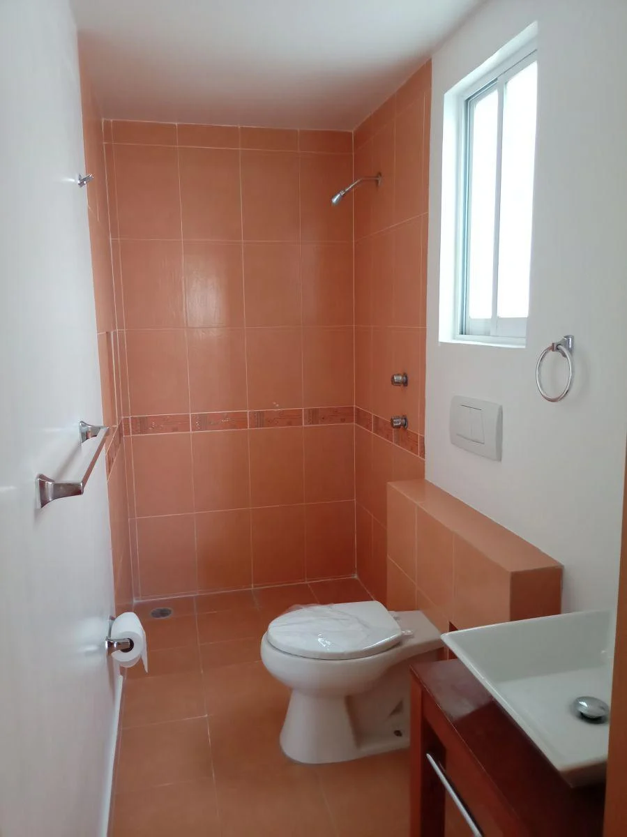 Depto amplio, iluminado, a un Lado de Satélite y Mundo E