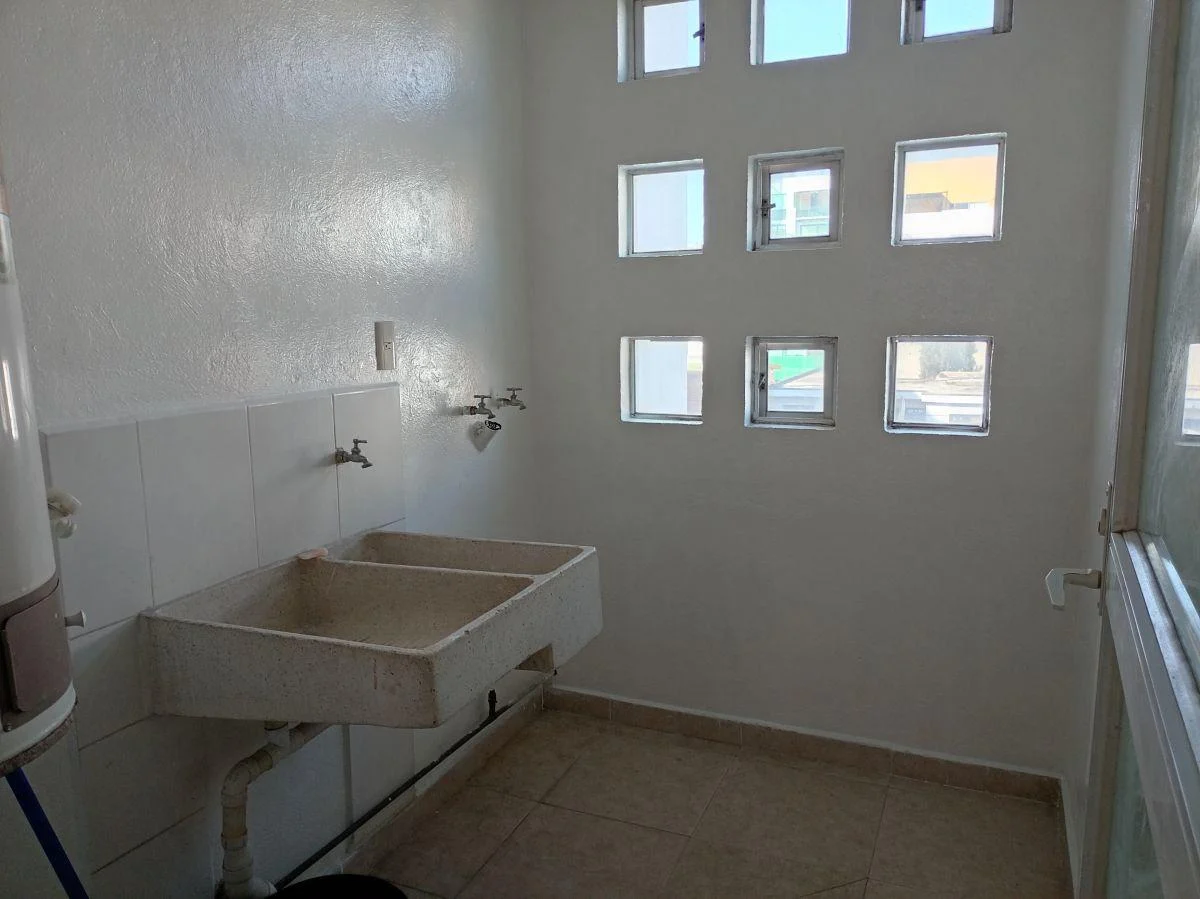 Depto amplio, iluminado, a un Lado de Satélite y Mundo E