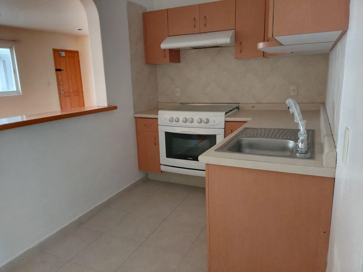 Depto amplio, iluminado, a un Lado de Satélite y Mundo E